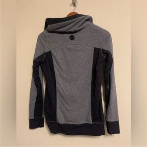 Lululemon Post Chaturanga Pullover Black / Ambient Grey